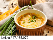 Рамекин с вкусным жульеном и ингредиентами на столе, крупным планом. Стоковое фото, фотограф Pixel_shot / Фотобанк Лори