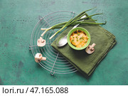 Рамекин с вкусным жульеном и ингредиентами на цветном фоне. Стоковое фото, фотограф Pixel_shot / Фотобанк Лори