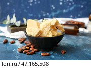 Чаша с маслом какао и бобами на цветном фоне, крупным планом. Стоковое фото, фотограф Pixel_shot / Фотобанк Лори