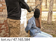 Террорист целится в заложницу на улице. Стоковое фото, фотограф Pixel_shot / Фотобанк Лори