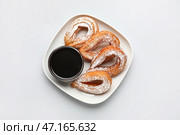 Тарелка с вкусными чуррос и соусом из расплавленного шоколада на светлом фоне. Стоковое фото, фотограф Pixel_shot / Фотобанк Лори