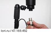 Unplugging a condenser microphone cable, hand removing XLR connector. Стоковое видео, видеограф ALEJANDRO PEREZ ALVARES / Фотобанк Лори
