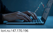 Трейдер анализирует графики на ноутбуке, Инвестор изучает биржевые котировки, Человек работает с финансовыми данными, Торговля на фондовом рынке, Анализ финансовых рынков на ноутбуке, Финансовый трейдинг онлайн, Инвестиции и анализ данных, Работа трейдера с графиками. Стоковое AI-изображение, AI-художник Сергей Расторгуев / Фотобанк Лори