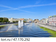 Город Москва. Вид с Третьяковского моста на Водоотводный канал с фонтанами и Кадашевскую набережную (2024 год). Стоковое фото, фотограф Александр Тараканов / Фотобанк Лори