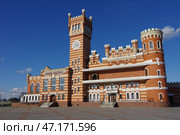 "Grand chateau". Многофункциональное здание в средневековом стиле. Марий Эл, Йошкар-Ола, Царьградский проспект, 37 (2020 год). Редакционное фото, фотограф Алексей Иванов / Фотобанк Лори