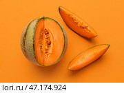 Вкусный спелый дынный на оранжевом фоне. Стоковое фото, фотограф Pixel_shot / Фотобанк Лори