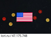Флаг США с свечами на грубом черном фоне. Национальный день молитвы и воспоминания о жертвах террористических атак. Стоковое фото, фотограф Pixel_shot / Фотобанк Лори