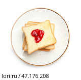 Тарелка вкусных тостов с джемом на белом фоне. Стоковое фото, фотограф Pixel_shot / Фотобанк Лори