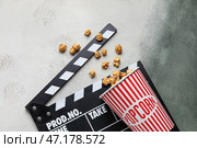 Ведро с вкусным попкорном и маркерной доской на сером фоне. Стоковое фото, фотограф Pixel_shot / Фотобанк Лори