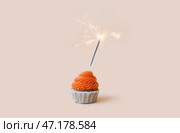 Вкусный дневник с петардой на бледно-оранжевом фоне. Стоковое фото, фотограф Pixel_shot / Фотобанк Лори