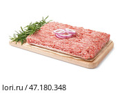 Доска со свежим фаршем, розмарином и луковыми кольцами на белом фоне. Стоковое фото, фотограф Pixel_shot / Фотобанк Лори