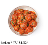 Миска вкусных фрикаделек с соусом на белом фоне. Стоковое фото, фотограф Pixel_shot / Фотобанк Лори