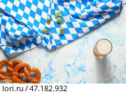 Флаг Баварии, кружка с пивом и брецели на синем фоне. Стоковое фото, фотограф Pixel_shot / Фотобанк Лори