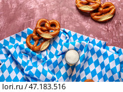 Флаг Баварии, кружка с пивом и крендели на фиолетовом фоне. Стоковое фото, фотограф Pixel_shot / Фотобанк Лори