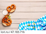 Флаг Баварии, кружка с пивом и брецель на сером деревянном фоне. Стоковое фото, фотограф Pixel_shot / Фотобанк Лори