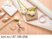 Композиция с подарочными коробками, оберточной бумагой и красивыми цветами фрезии на цветном деревянном фоне. Празднование женского дня. Стоковое фото, фотограф Pixel_shot / Фотобанк Лори