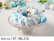 Десертный стенд с вкусным пасхальным куличом на светлом фоне. Стоковое фото, фотограф Pixel_shot / Фотобанк Лори