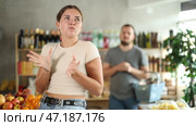 Married couple argues in a store while choosing products. Husband and wife quarrel in a supermarket. Стоковое видео, видеограф Яков Филимонов / Фотобанк Лори