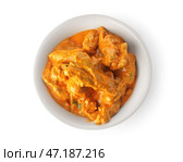 Чаша вкусной курицы тикка масала на белом фоне. Стоковое фото, фотограф Pixel_shot / Фотобанк Лори
