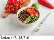 Чаша вкусной вареной чечевицы и овощей на белом фоне. Стоковое фото, фотограф Pixel_shot / Фотобанк Лори
