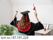 Счастливая студентка в день окончания дома. Концепция обучения онлайн. Стоковое фото, фотограф Pixel_shot / Фотобанк Лори