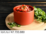 Чаша вкусной сальсы Пико де Галло на столе. Стоковое фото, фотограф Pixel_shot / Фотобанк Лори