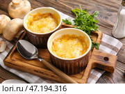 Формочки с вкусным жульеном и ингредиентами на деревянном фоне. Стоковое фото, фотограф Pixel_shot / Фотобанк Лори