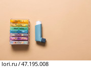 Ингалятор и таблетки на цветном фоне. Стоковое фото, фотограф Pixel_shot / Фотобанк Лори