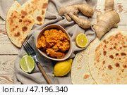 Тарелка вкусной курицы тикка масала на столе. Стоковое фото, фотограф Pixel_shot / Фотобанк Лори