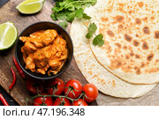 Тарелка вкусной курицы тикка масала на столе. Стоковое фото, фотограф Pixel_shot / Фотобанк Лори