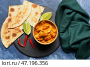 Чаша вкусной курицы тикка масала на цветном фоне. Стоковое фото, фотограф Pixel_shot / Фотобанк Лори