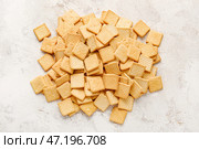 Вкусные сухарики на светлом фоне. Стоковое фото, фотограф Pixel_shot / Фотобанк Лори