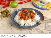 Тарелка с вкусным чили кон карне, рисом и маринованным перцем халапеньо на цветном фоне. Стоковое фото, фотограф Pixel_shot / Фотобанк Лори