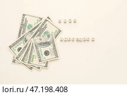 Текст HOME INSURANCE и долларовые банкноты на белом фоне. Стоковое фото, фотограф Pixel_shot / Фотобанк Лори