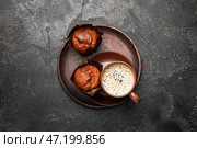 Чашка свежесваренного кофе и кексы на темном фоне. Стоковое фото, фотограф Pixel_shot / Фотобанк Лори