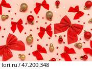 Композиция с красивыми елочными шарами, бантиками и пайетками на розовом фоне. Стоковое фото, фотограф Pixel_shot / Фотобанк Лори