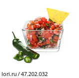 Чаша вкусной сальсы Пико де Галло на белом фоне. Стоковое фото, фотограф Pixel_shot / Фотобанк Лори