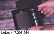 Flask for alcohol with metal glasses in a box. Стоковое видео, видеограф Потийко Сергей / Фотобанк Лори