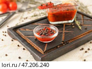 Миски с перечным соусом и кистью на светлом фоне. Стоковое фото, фотограф Pixel_shot / Фотобанк Лори