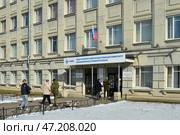 На улице Ленсовета в Петербурге. Здание университета ГУАП. Редакционное фото, фотограф Александр Алексеев / Фотобанк Лори