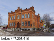 Здание бывшего Лысьвенского ремесленного училища (Лысьвенский театр драмы). Пермский край, город Лысьва, улица Мира, 31  ​. Редакционное фото, фотограф Алексей Иванов / Фотобанк Лори