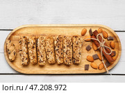 Доска с вкусным печеньем бискотти, миндальными орехами, шоколадом и корицей на белом деревянном фоне. Стоковое фото, фотограф Pixel_shot / Фотобанк Лори