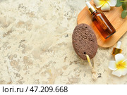 Композиция с пемзой для массажа ног, бутылками эфирного масла и цветами на гранж-фоне. Стоковое фото, фотограф Pixel_shot / Фотобанк Лори