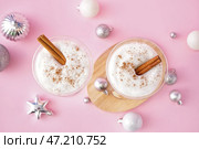Стаканы вкусного коктейля из эг-моголь и рождественские украшения на розовом фоне. Стоковое фото, фотограф Pixel_shot / Фотобанк Лори