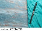 Одежда с черной молнией на синем деревянном фоне. Стоковое фото, фотограф Pixel_shot / Фотобанк Лори