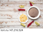 Чаша с вкусным шоколадным фондю и фруктами на столе. Стоковое фото, фотограф Pixel_shot / Фотобанк Лори