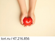 Руки ребенка с красным сердцем на цветном фоне. Кардиологическая концепция. Стоковое фото, фотограф Pixel_shot / Фотобанк Лори
