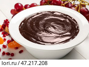Чаша с вкусным шоколадным фондю и фруктами на столе. Стоковое фото, фотограф Pixel_shot / Фотобанк Лори