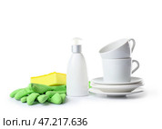 Очистите посуду моющим средством, губкой и перчатками на белом фоне. Стоковое фото, фотограф Pixel_shot / Фотобанк Лори