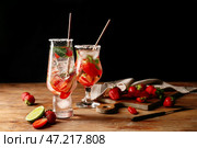 Стаканы вкусного клубничного мохито на столе. Стоковое фото, фотограф Pixel_shot / Фотобанк Лори